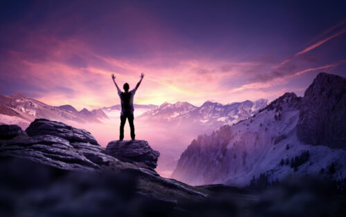 Un homme au sommet d'une montagne.