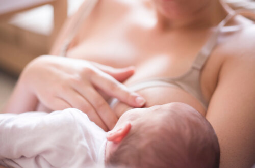 Madre dando el pecho a su bebé porque se dice que se adelgaza mientras se amamanta.