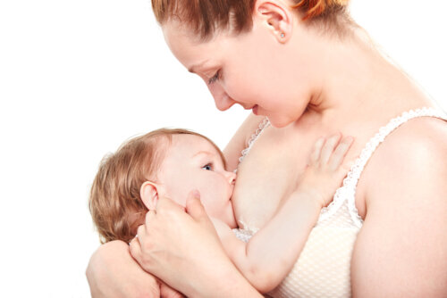 Mujer dando el pecho a su bebés durante la lactancia.