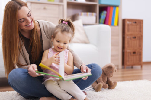 Madre e hija leyendo uno de los cuentos con sonido.