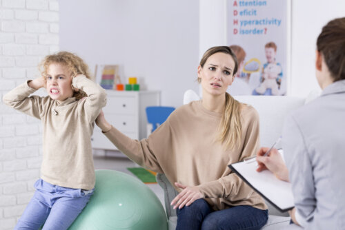 Madre con su hija en el terapeuta debido a sus problemas de conducta.