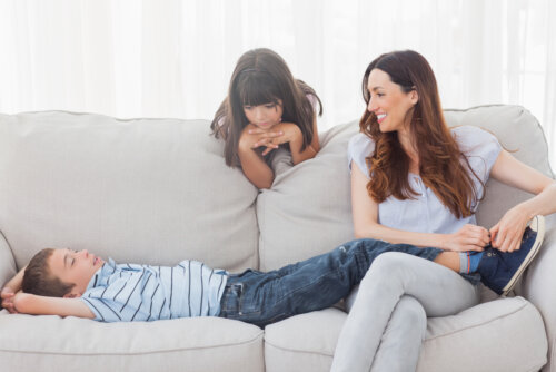 Madre con sus hijos en el sofá pensando en las madres sensibles educando a niños sensibles.