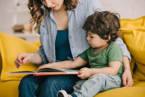 Madre leyendo un cuento a su hijo.