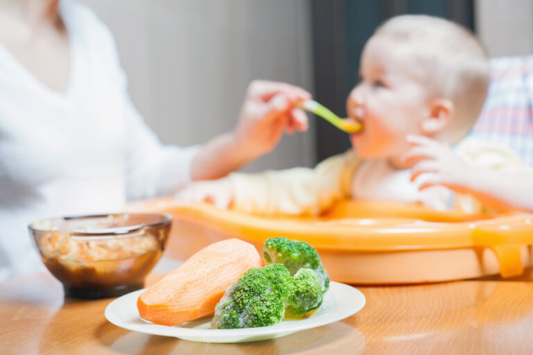 Introducción de los alimentos en bebés de manera segura
