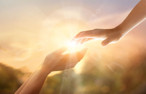 Deux mains avec de la lumière vive au centre.