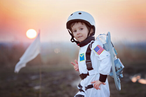 Niño con disfraz de astronauta.