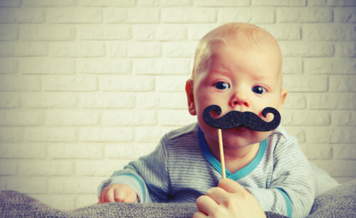 Bebé con un bigote participando es uno de los eventos culturales para esa edad.