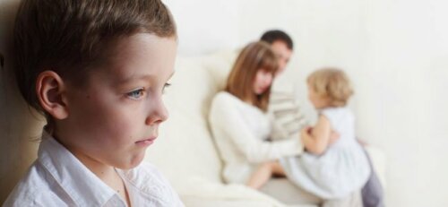 Niño celoso de su hermana.