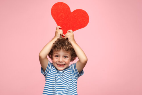 Niño con un corazón sobre la cabeza.