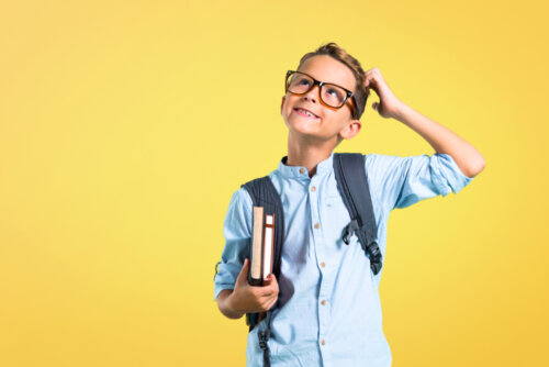 Un jeune garçon avec des livres et un cartable qui lève les yeux au ciel;