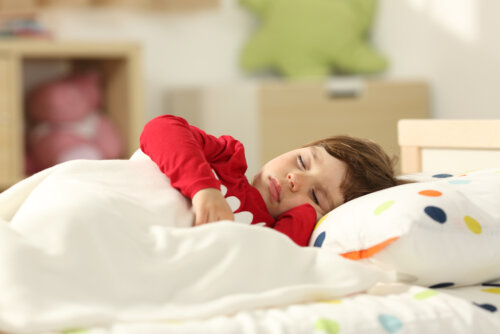 Niño durmiendo para comprobar la relación entre la calidad del sueño y la atención.