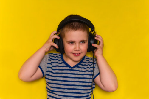 Un enfant qui écoute de la musique dans un casque.
