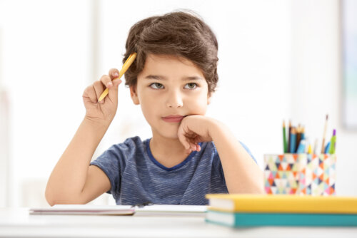 Niño estudiando con el método PLEMA.