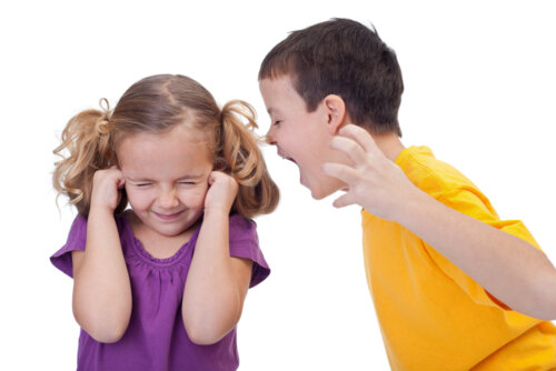 Niño con mal comportamiento gritando a su hermana.