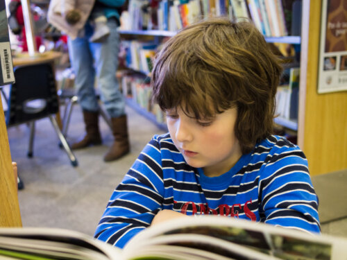 Niño leyendo uno de los cómics de Superpatata.