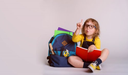 Niño leyendo uno de los libros de Abremente.