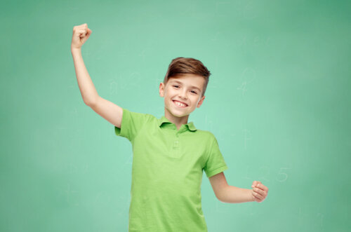 Niño feliz por haber aprendido las fortalezas personales.