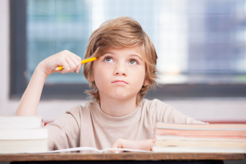 Niño pensando las diferencias entre evaluación formativa y sumativa.