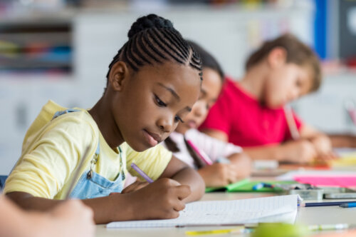 Niños haciendo un examen en clase.