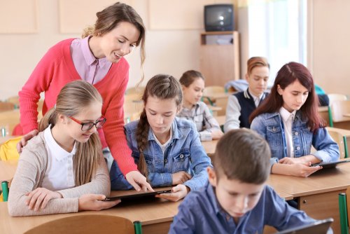 Une enseignante en classe avec ses élèves.