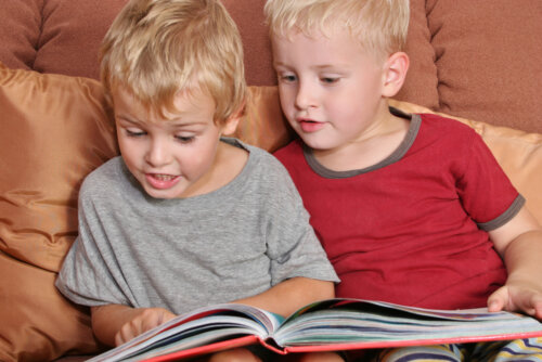 Niños leyendo un cómic.