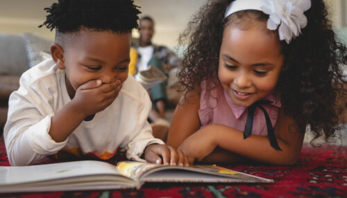 Niño leyendo uno de los cuentos para aprender ortografía.