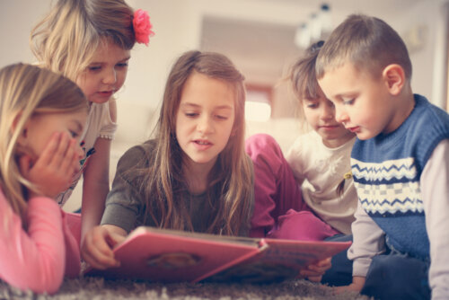 Niños leyendo cuentos para pensar.