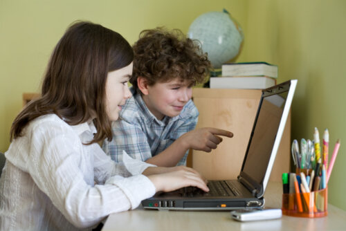 Niños con el ordenador aprendiendo sobre seguridad online.
