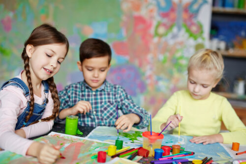 Trois enfants qui dessinent.