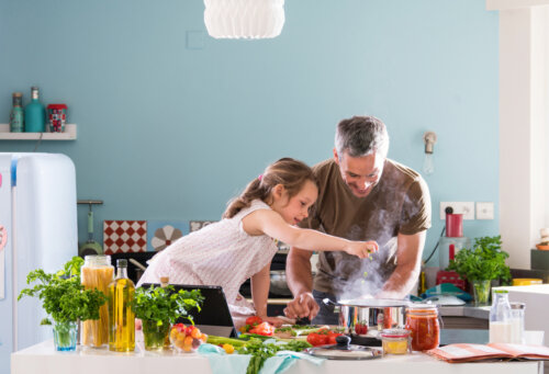 Padre e hija cocinando.