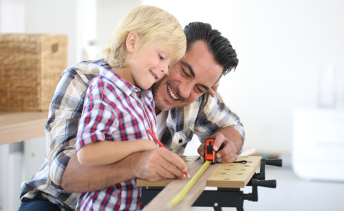 Padre e hija haciendo tareas de bricolaje.