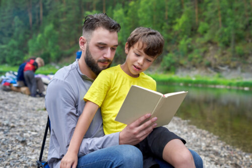 Un père qui regarde un livre avec son fils.
