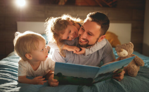 Padre leyendo cuentos que transmiten valores a sus hijos.