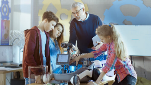 Profesor con sus alumnos en clase de ciencias y tecnología.
