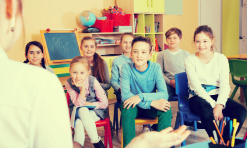 Profesora con sus alumnos poniendo en práctica los cuatro pilares de la educación.