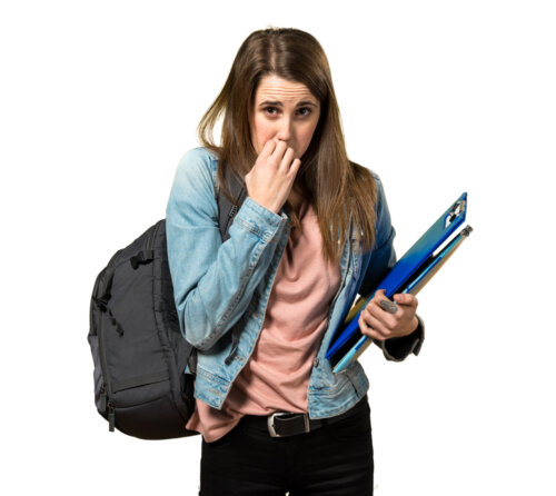 Adolescente con ansiedad social antes de entrar en clase.