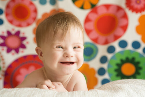 Bebé con Síndrome de Down sonriendo.