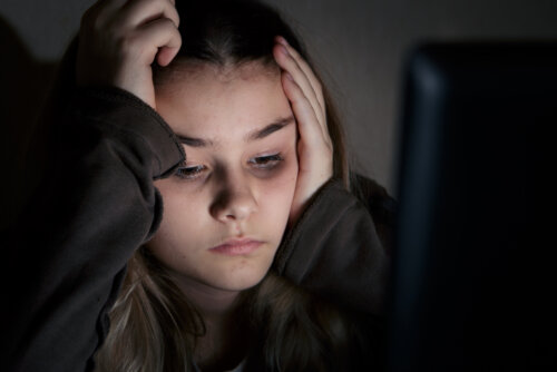 Chica adolescente con ansiedad social sin querer salir de casa.