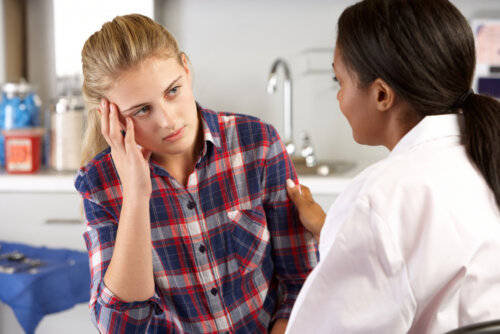 Chica adolescente en la consulta del médico.