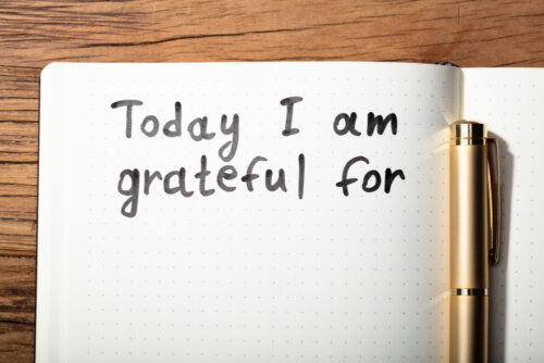 Tener un diario o cuaderno para escribir notas de agradecimiento o tus sentimiento es un buen método para la educación emocional.