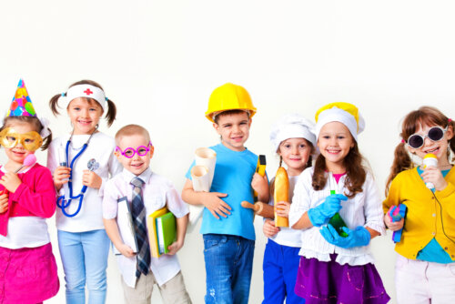 Niños disfrazados con el uniforma de diferentes profesiones.
