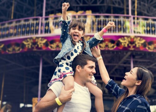 Familia en el parque de atracciones.