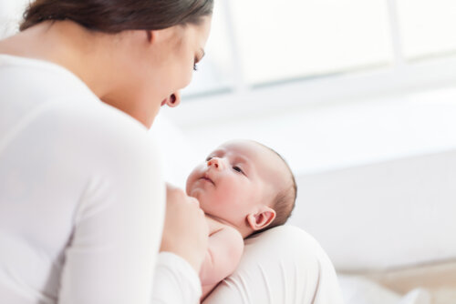 Femme transmettant les émotions d'une mère à son bébé.