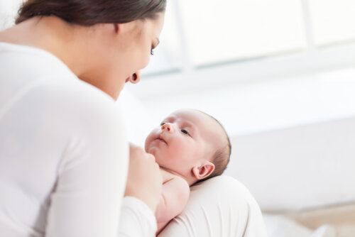Donna che trasmette le emozioni di una madre al suo bambino.