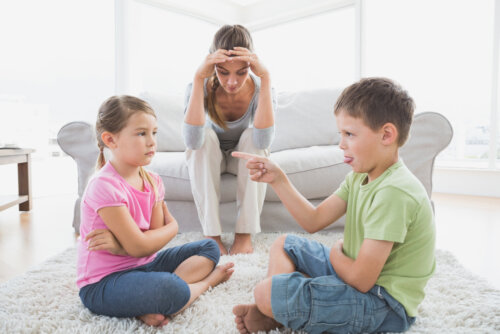 Madre desesperada con la discusión de sus hijos porque no ha aprendido a corregir de manera constructiva.