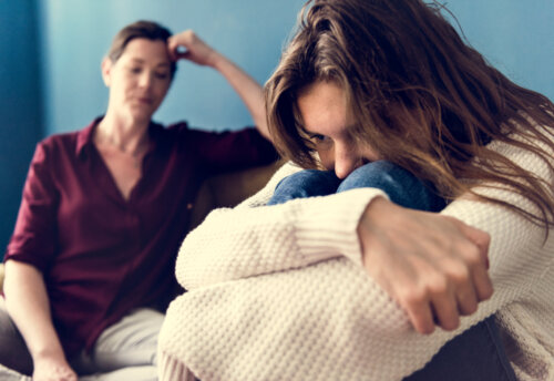 Madre hablando con su hija sobre el trastorno por atracón en adolescentes.