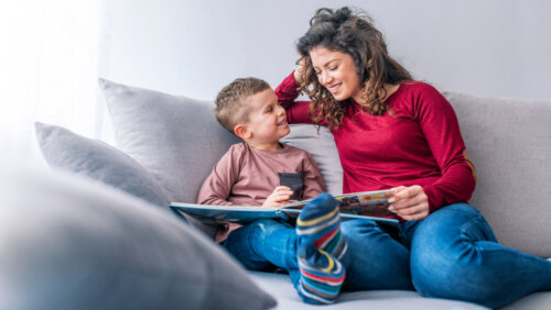 Mamá con su hijo leyendo uno de los libros para celebrar el Día de la Madre.