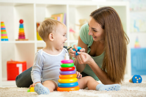 Mamá jugando con su bebé.