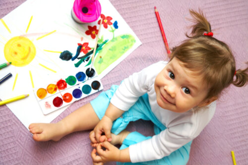 Niña haciendo un dibujo con acuarelas.