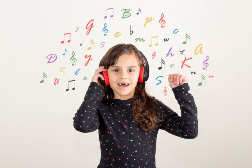 Niña escuchando canciones infantiles en inglés para aprender el idioma.